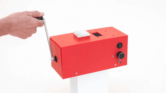 力こそパワーな筋肉駆動の手回し式AIマシン「CrankGPT」が登場、負荷の高いAI処理ほど多くの筋力を求められる仕様